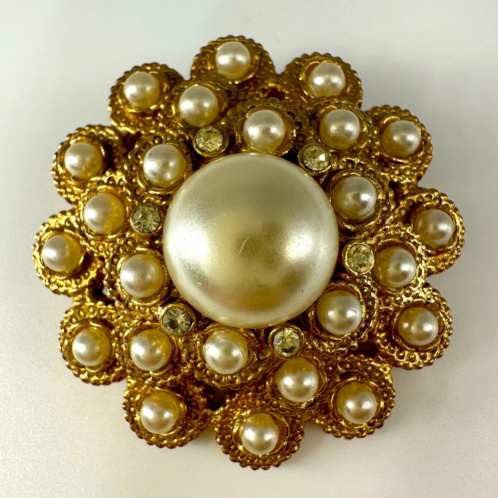 SIGNED SARAH COVENTRY LUXE RHINESTONE PEARL BROOCH